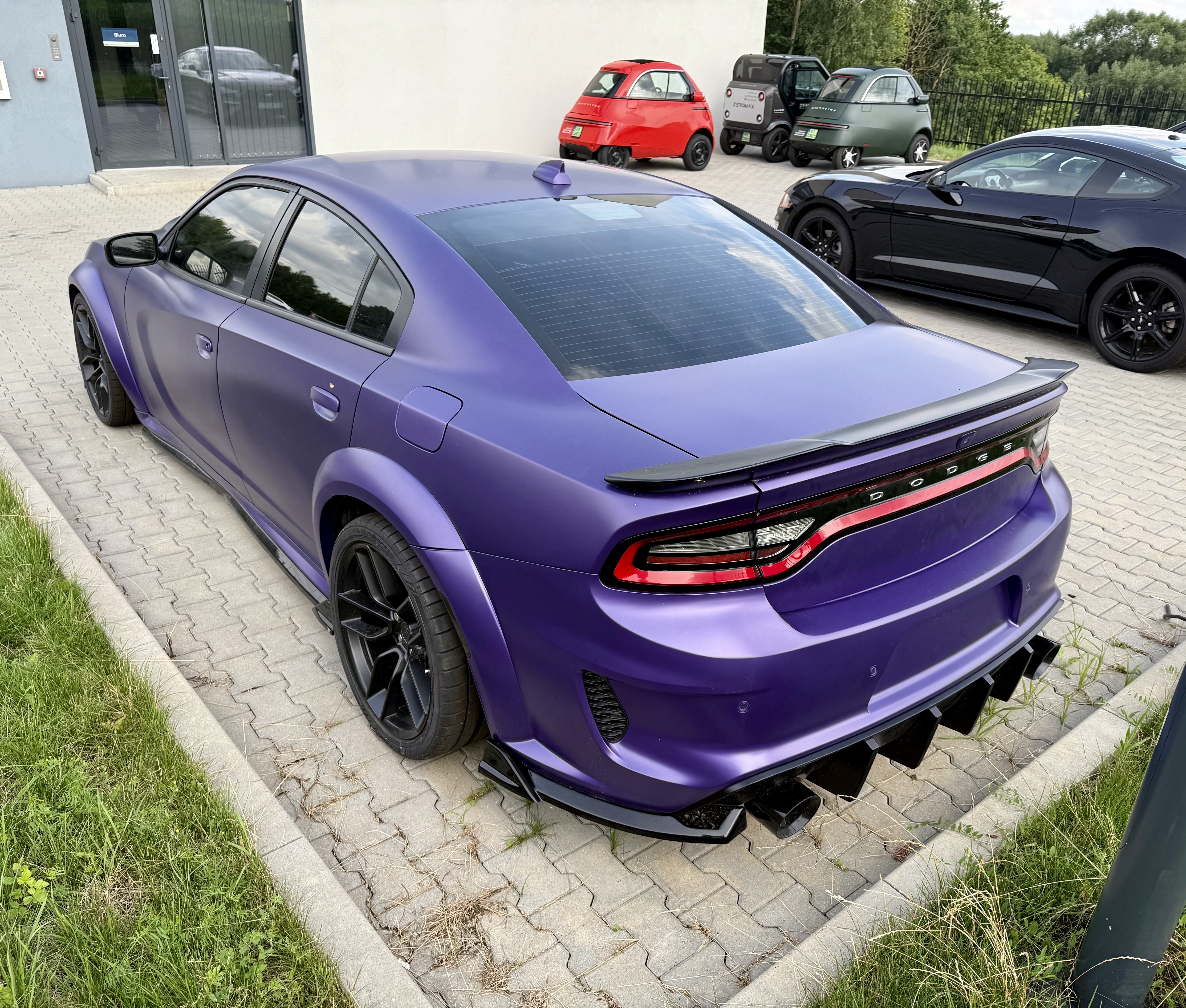 Dodge Charger po naprawie w nowym kolorze i z dokładkami widebody